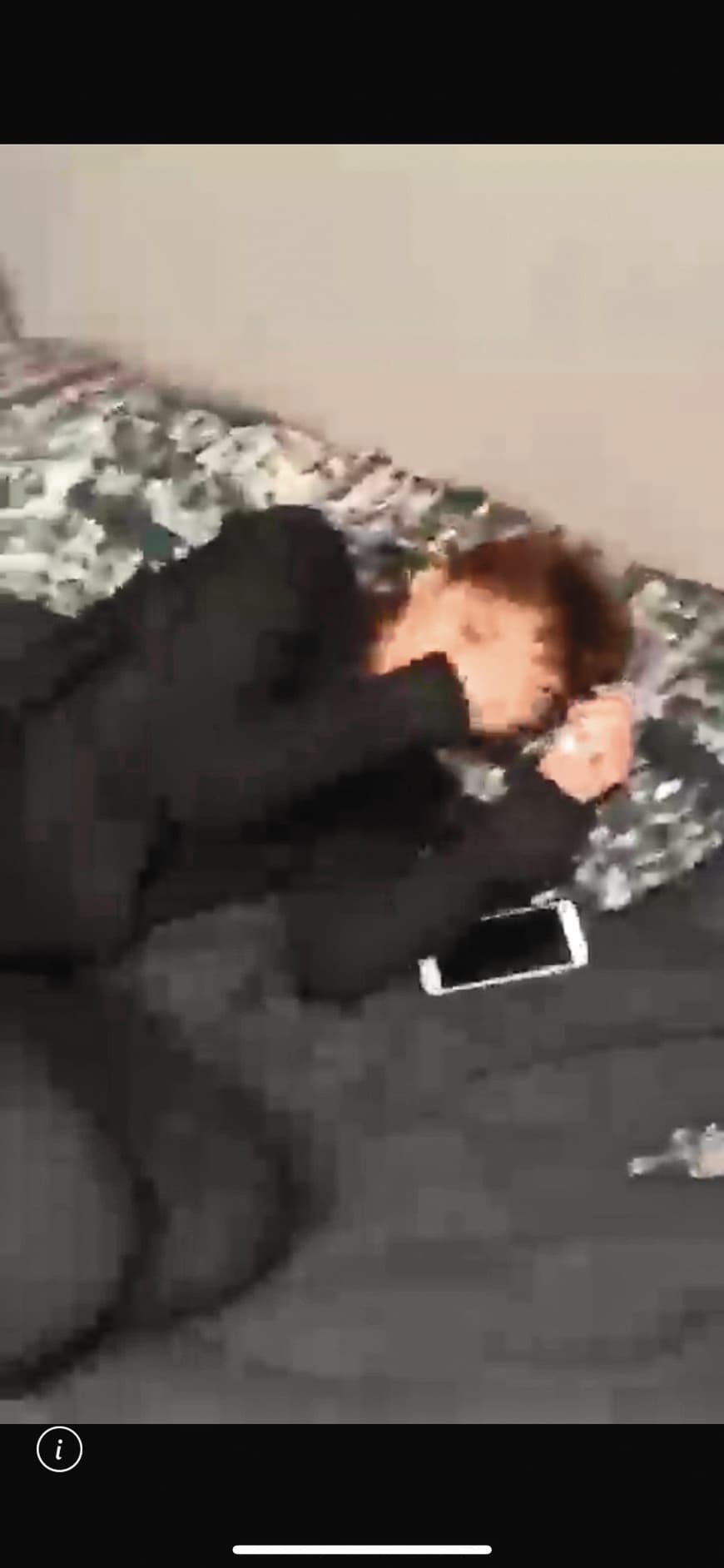 莉婭睡在另一張床,而且全身包緊緊。