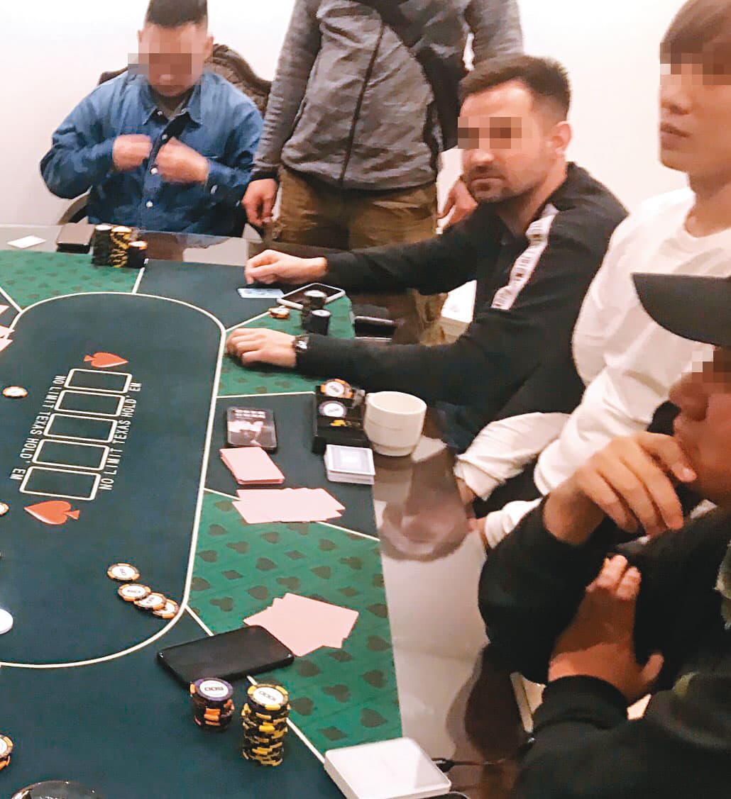 豪宅賭場賭具一應俱全,賭客身分非富即貴,也很國際化。(翻攝畫面)