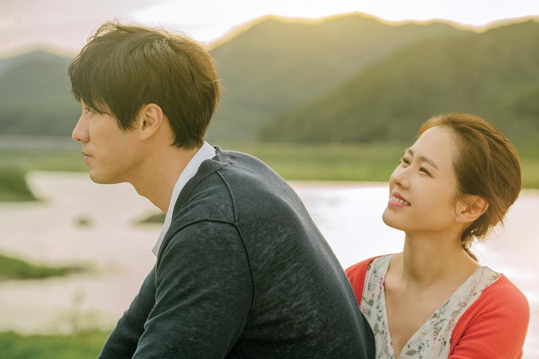 蘇志燮與孫藝真在電影《雨妳再次相遇》裡也有個可愛兒子。(翻攝51K IG)