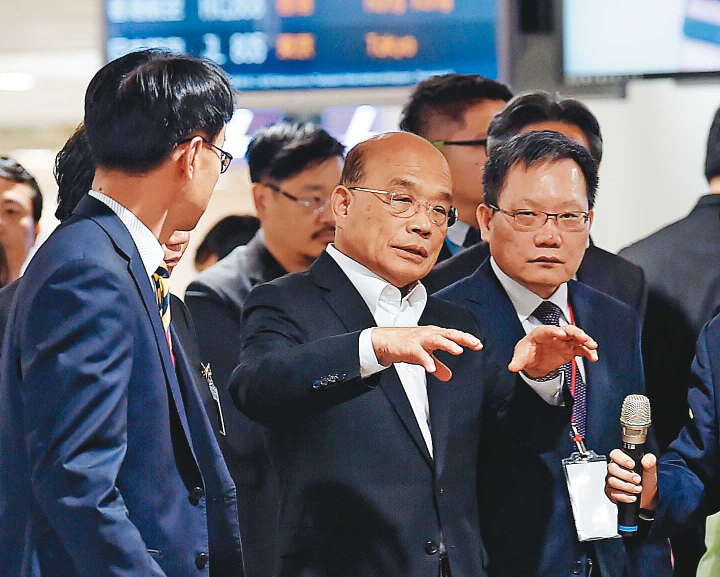 行政院長蘇貞昌處理非洲豬瘟事件的明快風格,已立下跨部會迅速整合的決策模式,讓政府這次因應疫情得以超前部署。圖為蘇當時親赴機場視察非洲豬瘟管制措施。(行政院提供)