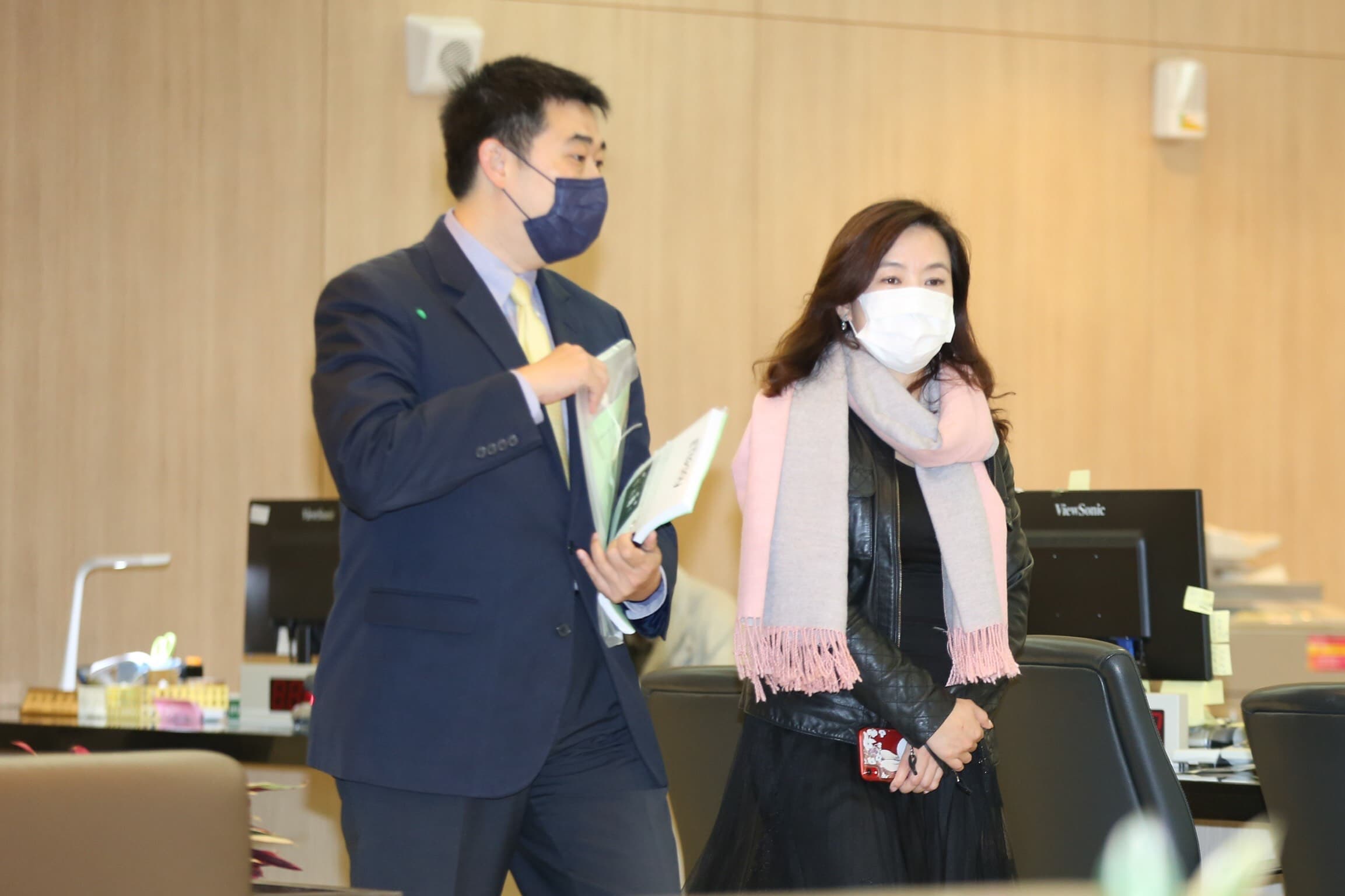 王淺秋(右)今嗆罷韓團體選輸就翻桌是「博歹筊」(台語意:詐賭)。