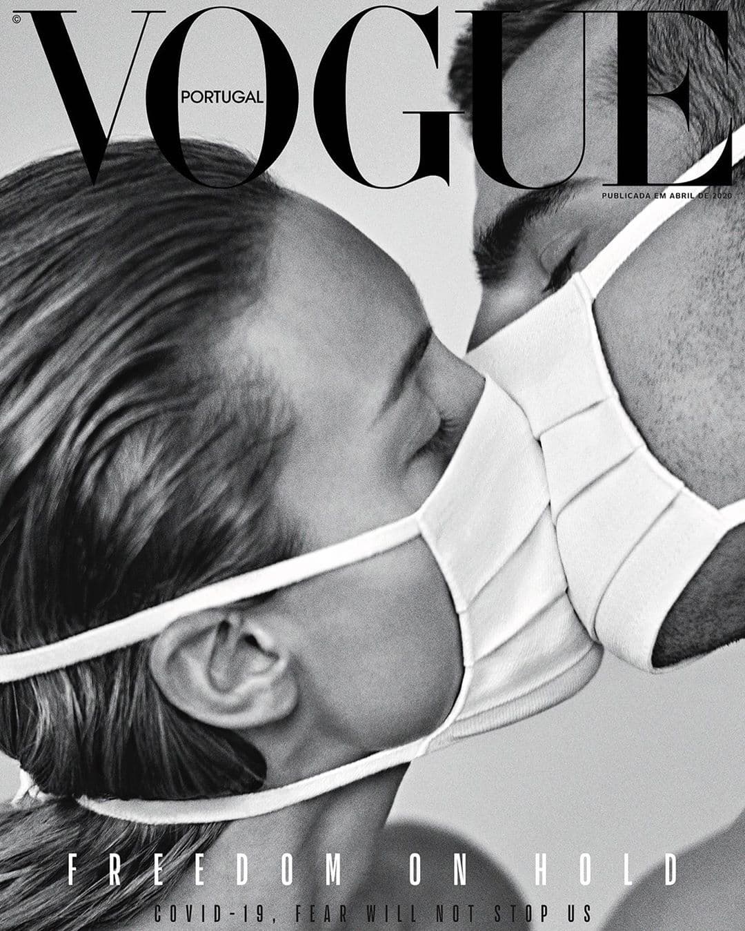 葡萄牙版《VOGUE》最近發布的4月號封面,由模特兒夫妻戴著口罩親吻,來凸顯防疫的重要性。(翻攝IG vogueportugal)