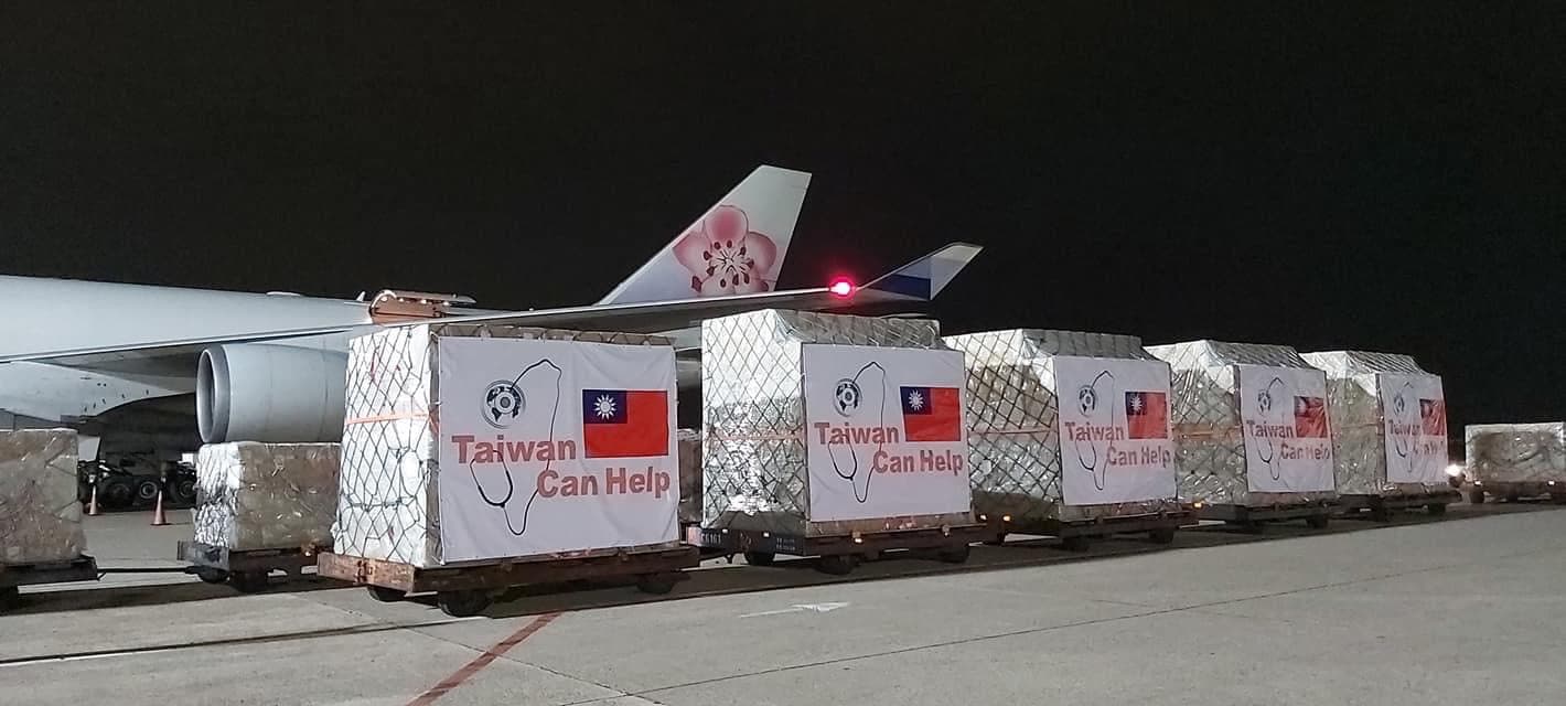 援外口罩於今日凌晨送到桃園國際機場。