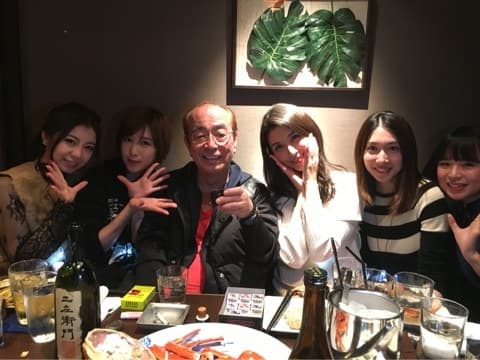 志村健喜歡和一群人熱鬧喝酒聚會,每週酒錢可以花掉上百萬元日幣。(翻攝自志村健Ameba網站)