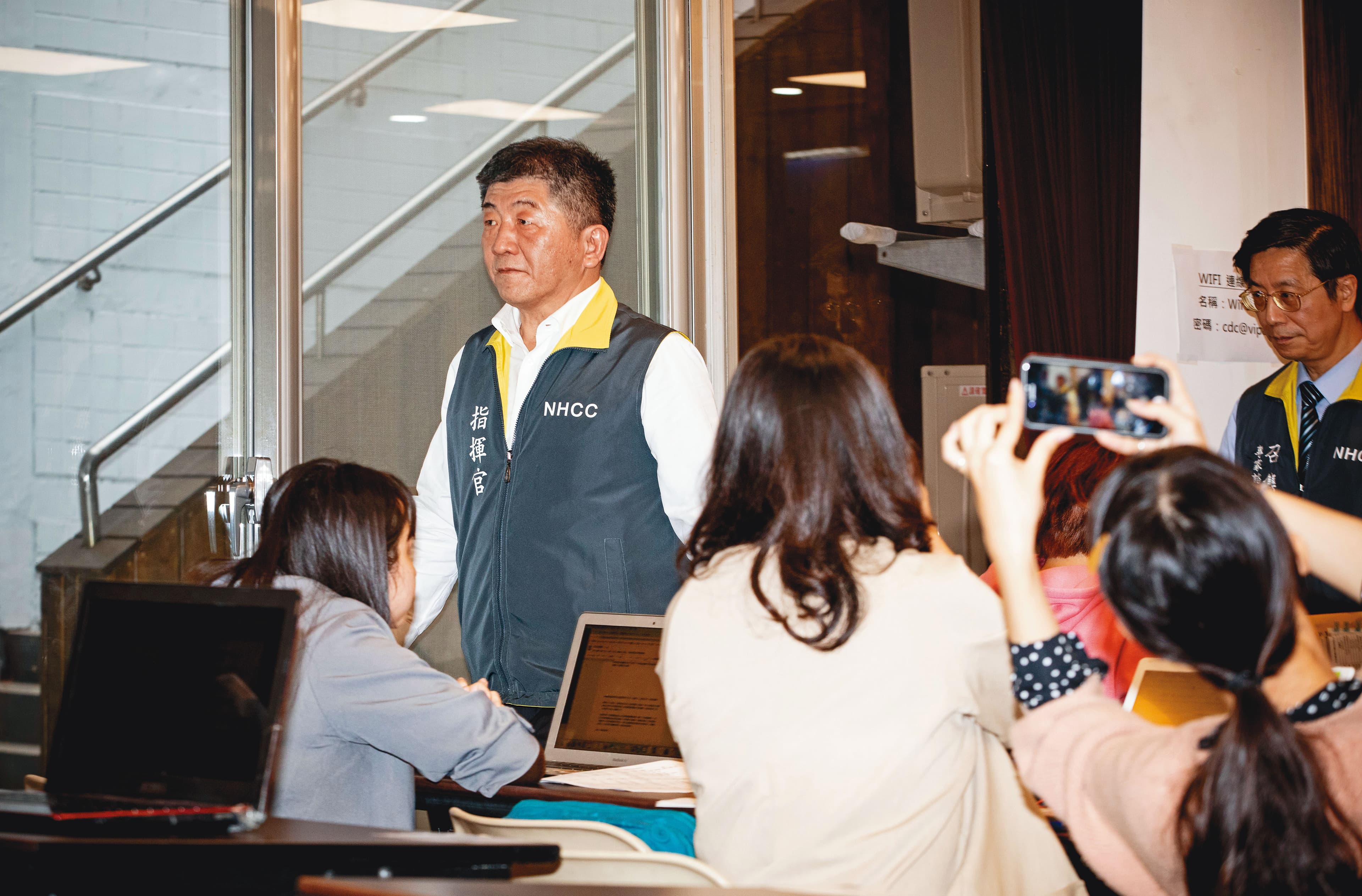 衛福部長陳時中出席中央流行疫情指揮中心記者會的情形。