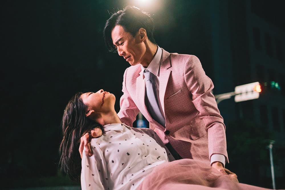 李英宏（右）曾主演短片《編劇頭很痛》，飾演鄉土劇裡的媽寶演員。（高雄電影節提供）