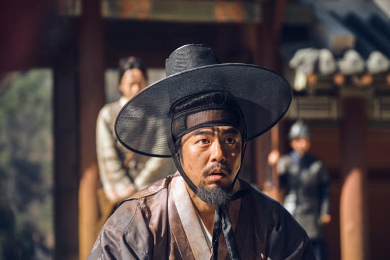 《屍戰》第二季讓最無能的範八當上了左丞相,他的立場不堅定反而成為政治圈的好棋子。(翻攝自Naver)