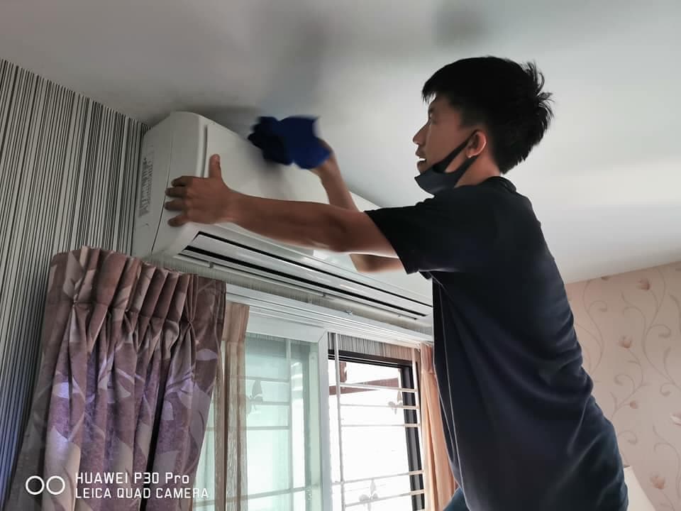 楚蒂彭做冷氣清潔工,換算下來,月收入約2萬泰銖。(翻攝自Thienchai Phankhong臉書)