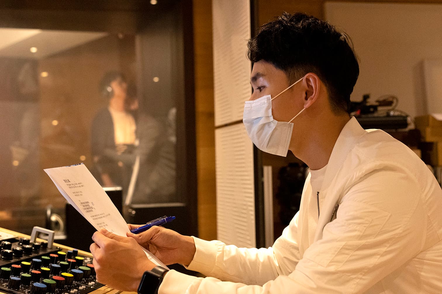 陳謙文創作詞曲,還義務擔任教唱老師。(TVBS提供)