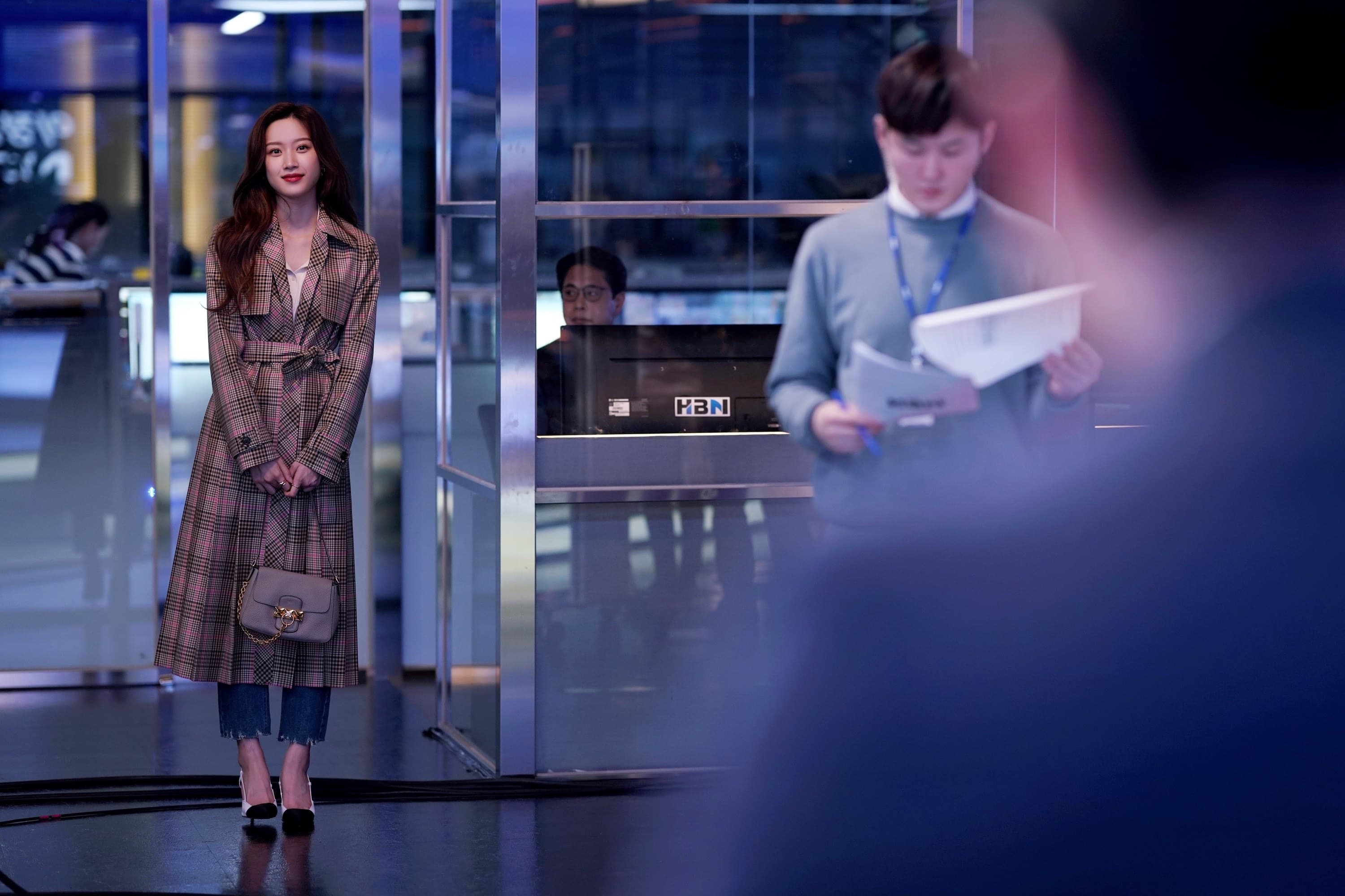 文佳煐飾演知名女明星,身上行頭都能引發話題的「完售女」。(LINE TV提供)