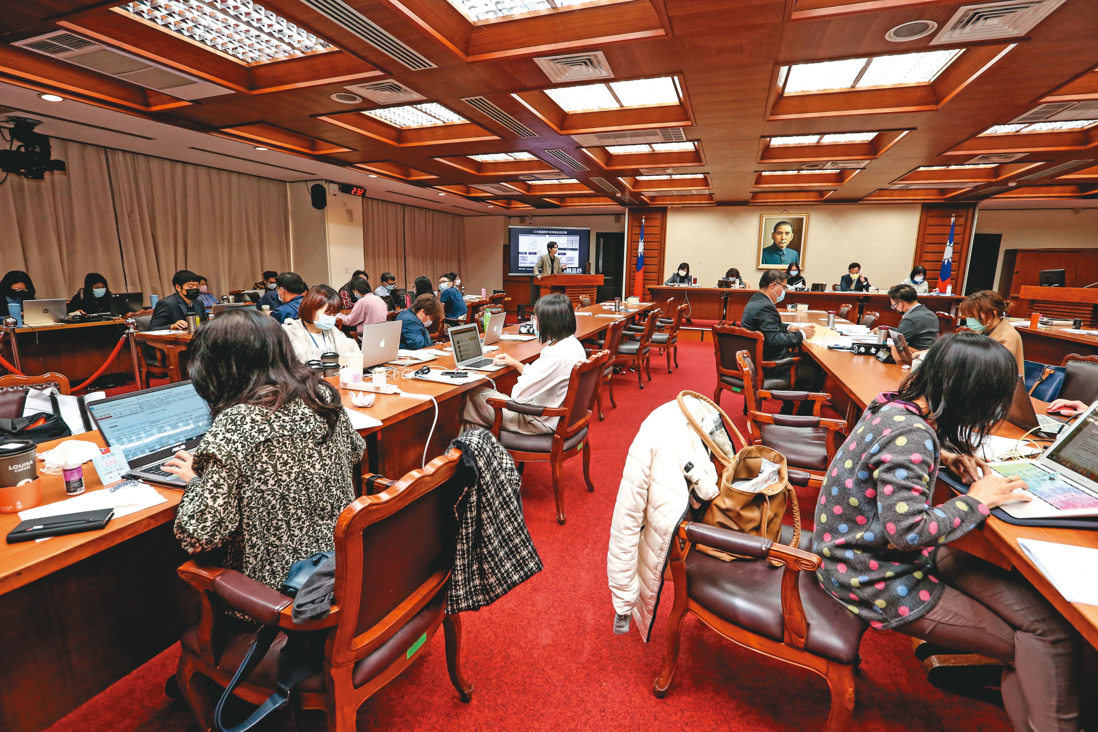 立法院內雖然常常張貼宣導防範性騷擾的文宣貼紙,但仍傳出暗藏性騷擾慣犯。