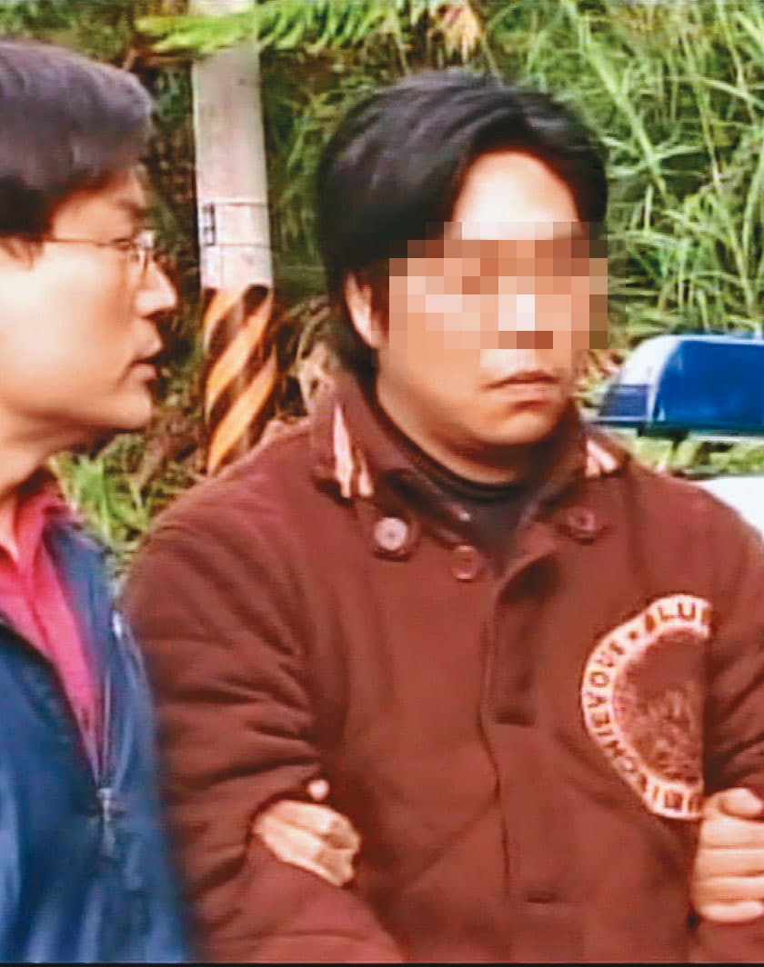 警方將趙男帶往基隆七堵的瑪陵山區棄屍地點,找尋吳女屍體。(東森新聞提供)