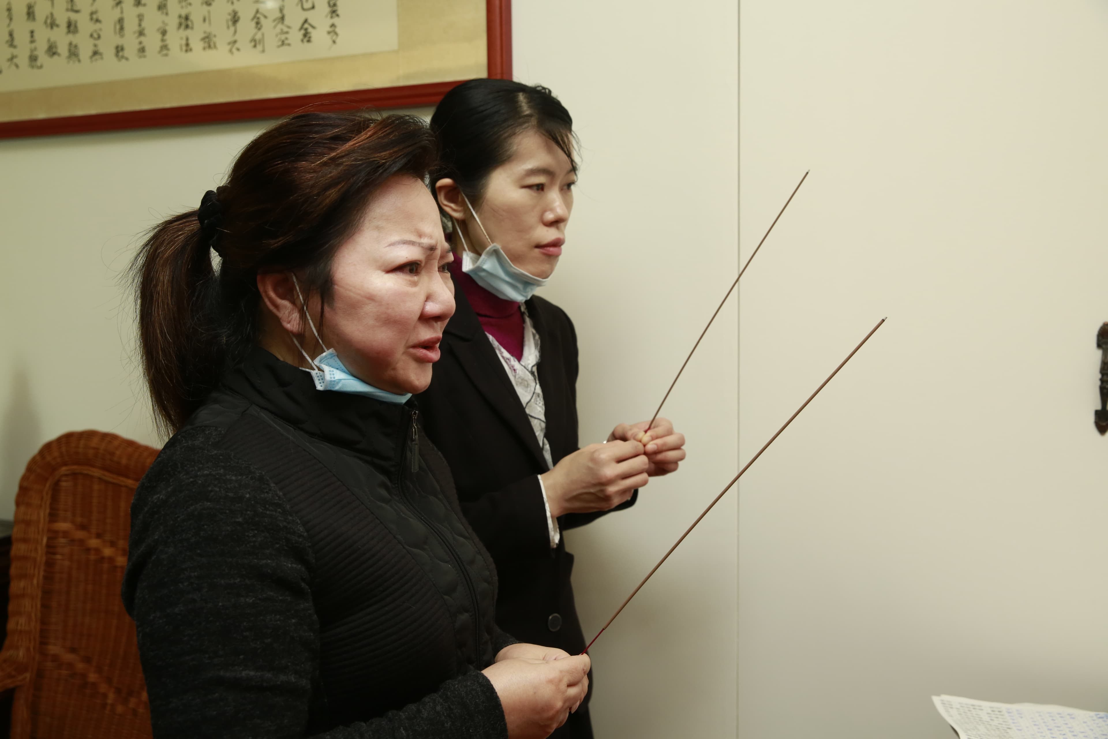 白冰冰將白曉燕牌位擺在客廳，白曉燕的同學也前來祭拜。