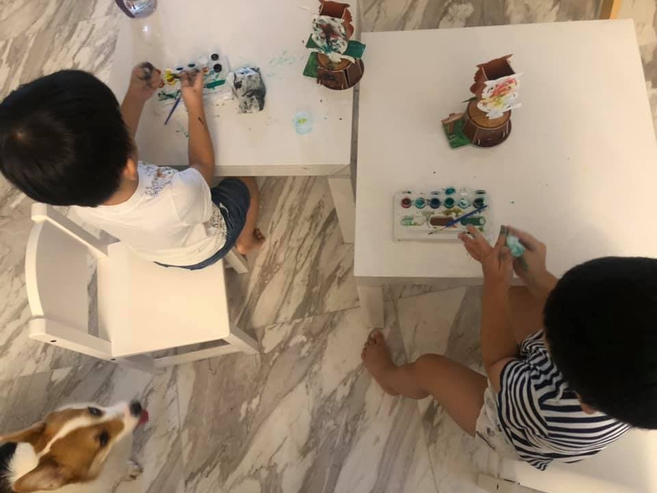 楊采妮不時在社交網站上放上一對雙胞胎兒子的生活照,近期因疫情關係,兒子們在家專心作畫。(翻攝自楊采妮臉書)