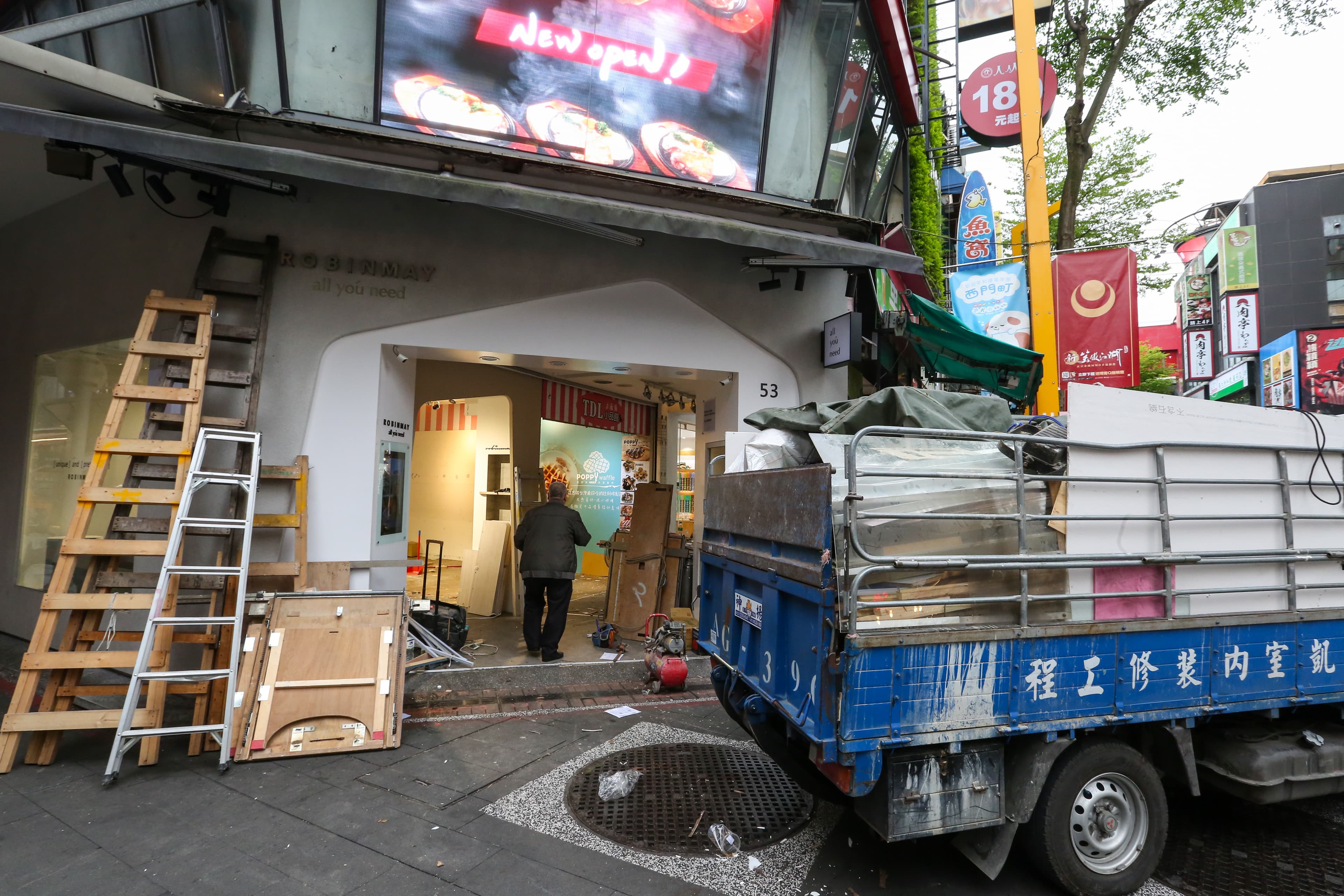 疫情當前,不少業者趁人潮冷清的時候進行整修、裝潢。