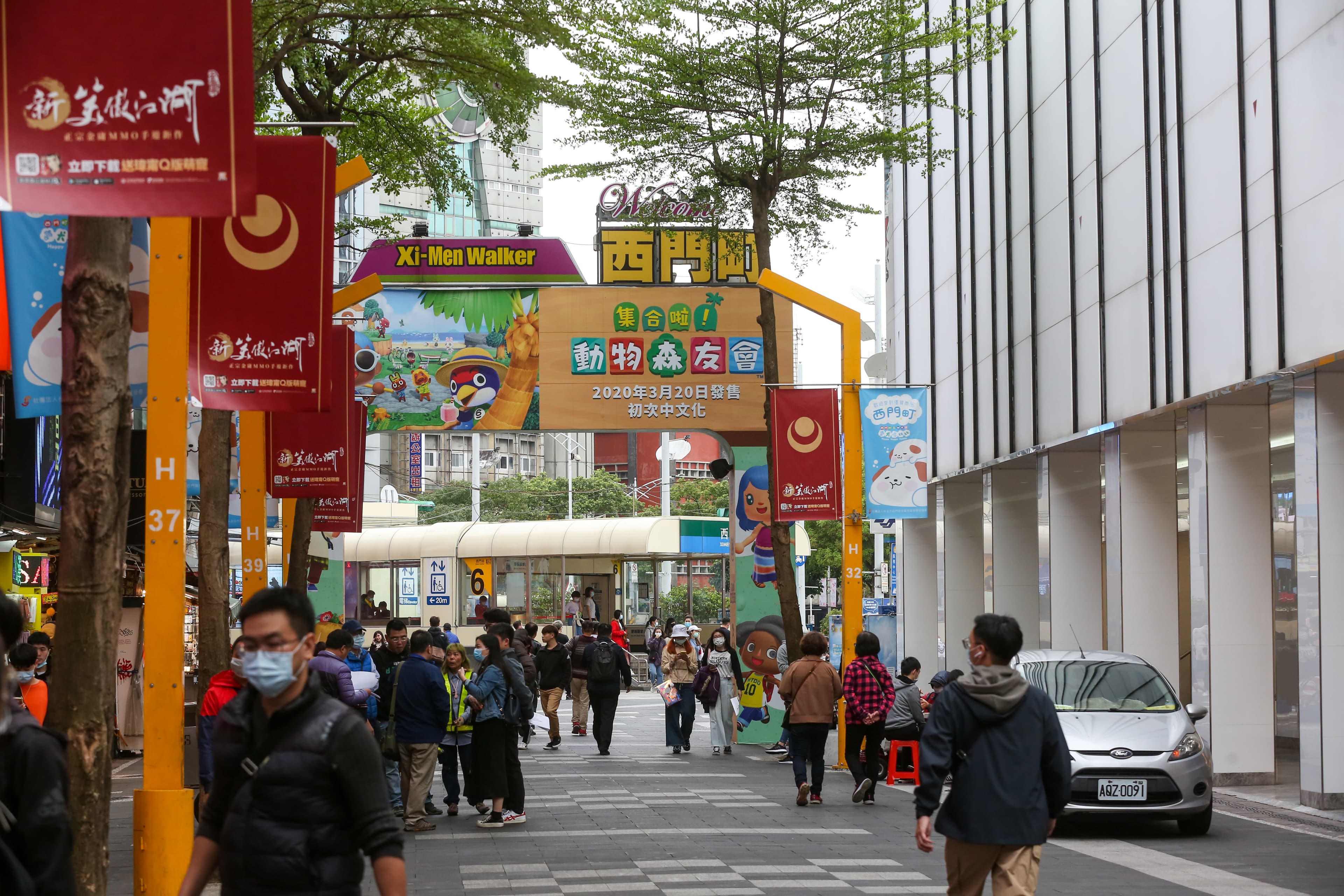 人滿為患時,從漢中、峨嵋街口的圓環四周根本無法看穿,如今卻可清楚看見捷運西門站的六號出口。