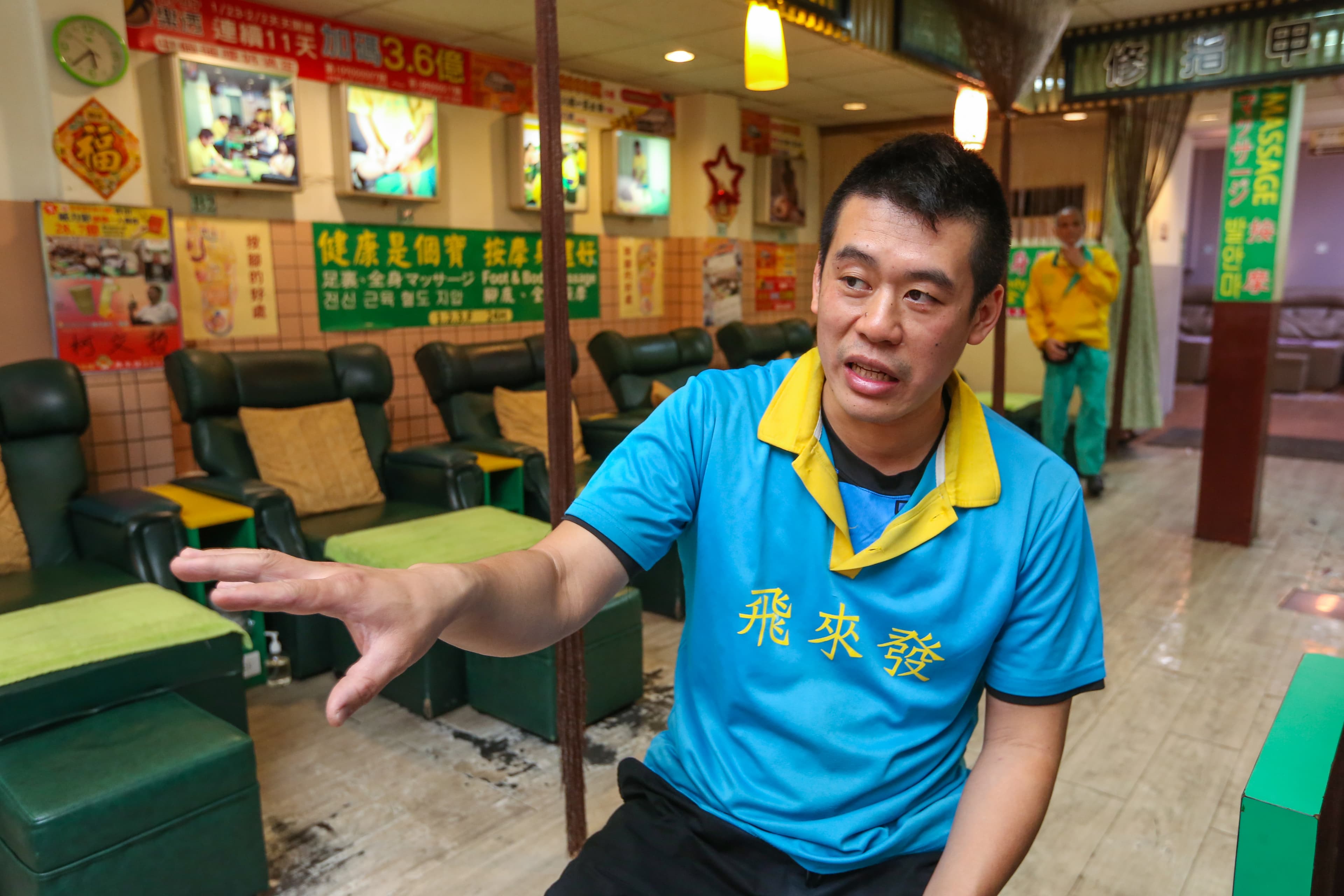 飛來發按摩店內連一個客人也沒有,店長直呼如今市況「恐怖」。