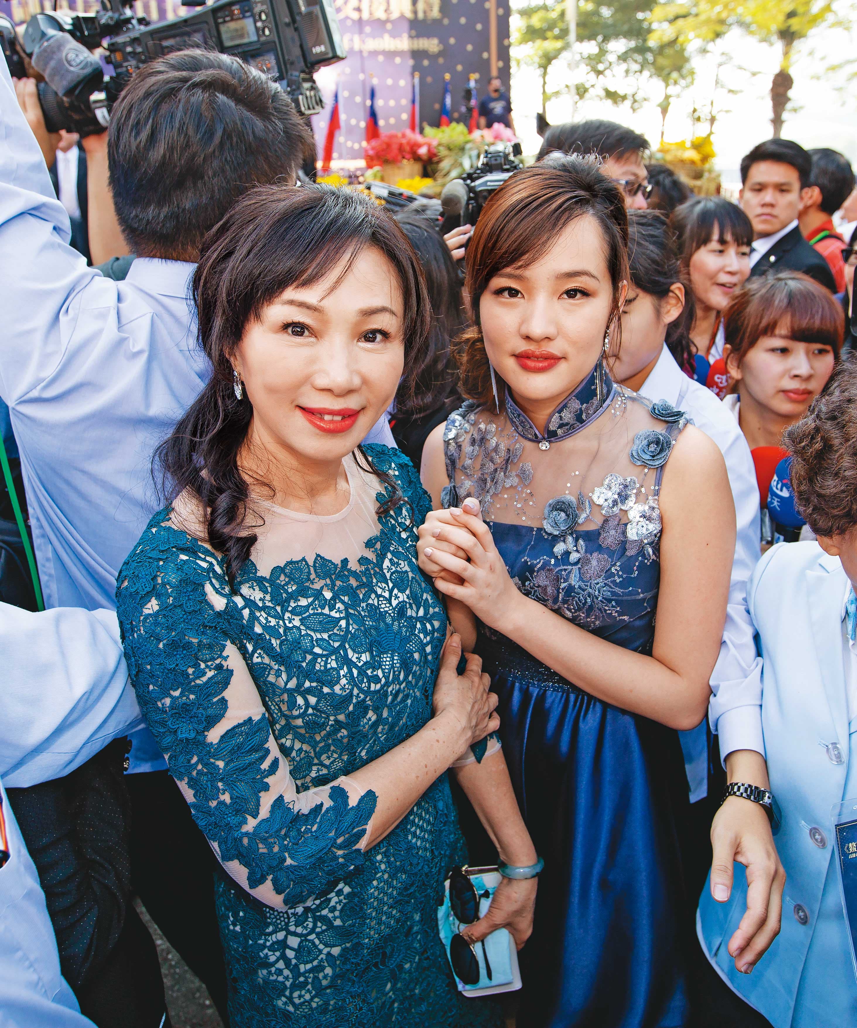罷韓投票已成定局,韓國瑜市政、防疫兩頭燒,他最親密的家人李佳芬(左)及韓冰(右),默默在背後反制罷韓,替韓分擔壓力。