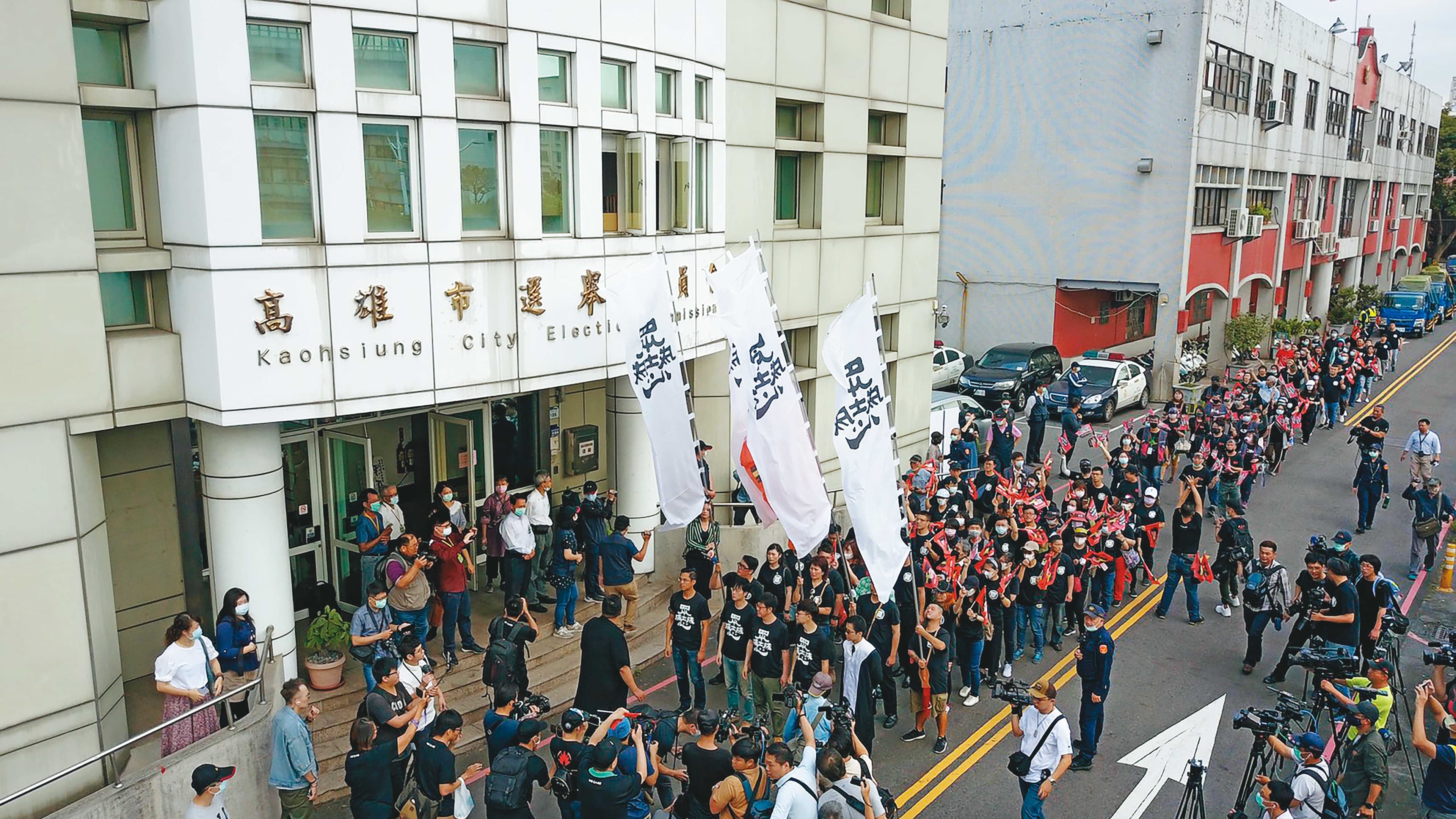 罷韓案第2階段連署通過後,將在6月中投票,若罷免成功,韓國瑜將成為首位被罷免的市長。圖為罷韓團體送件第2階段連署書。(Wecare高雄提供)