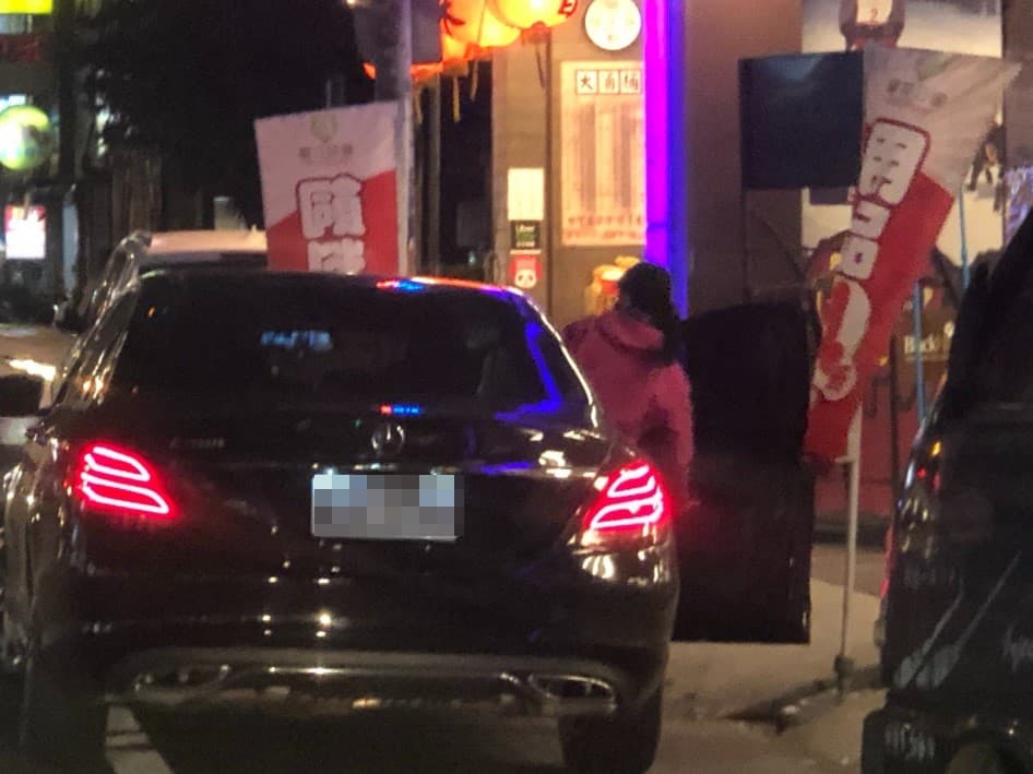 0409/19:16沈姓女上士搭上李志萍的賓士車,直奔摩鐵。