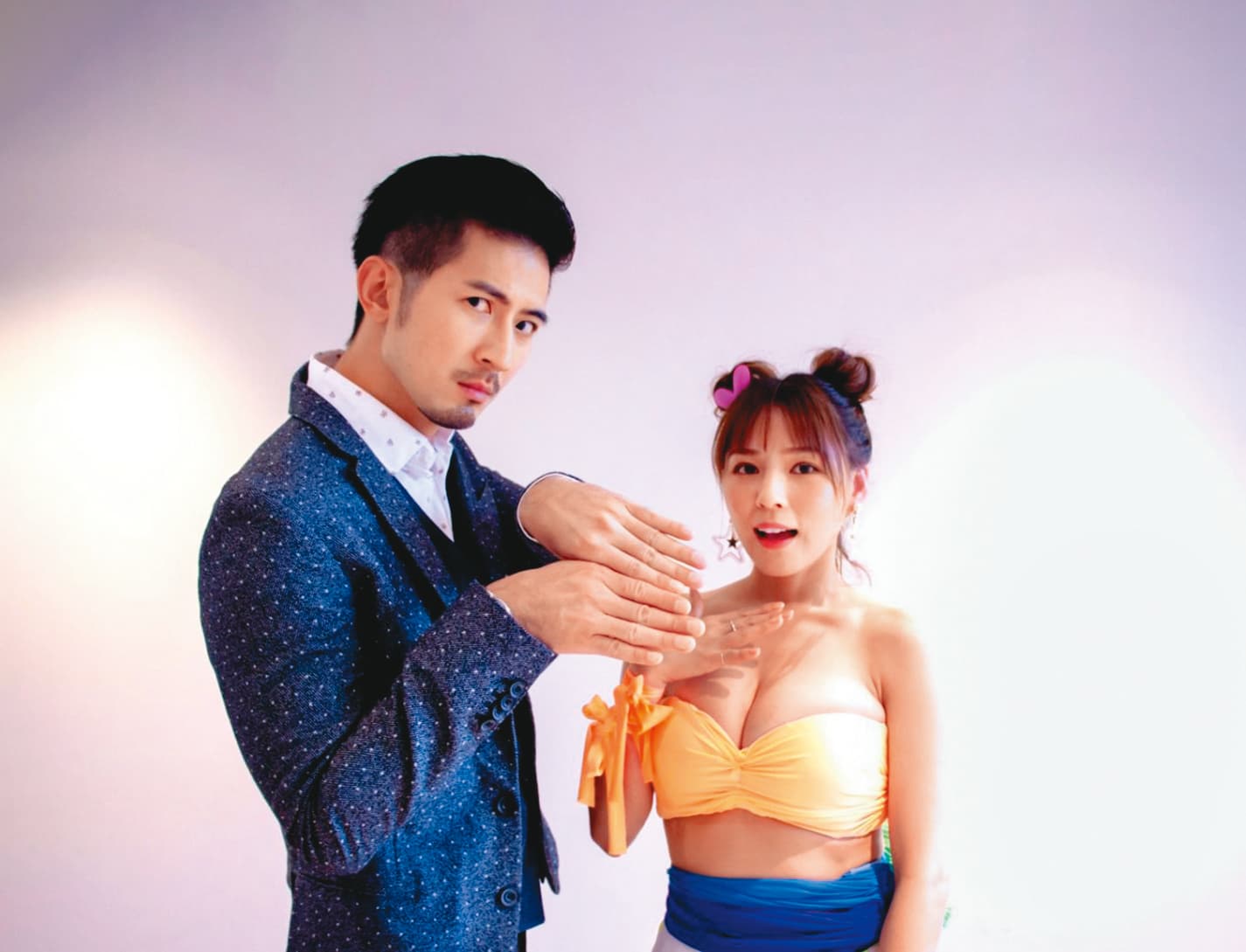本刊上月初才目擊熊熊和言明澔(左)手牽手、靠肩和朋友聚會,完全開啟「小熊依人」撒嬌模式。(翻攝自言明澔臉書)