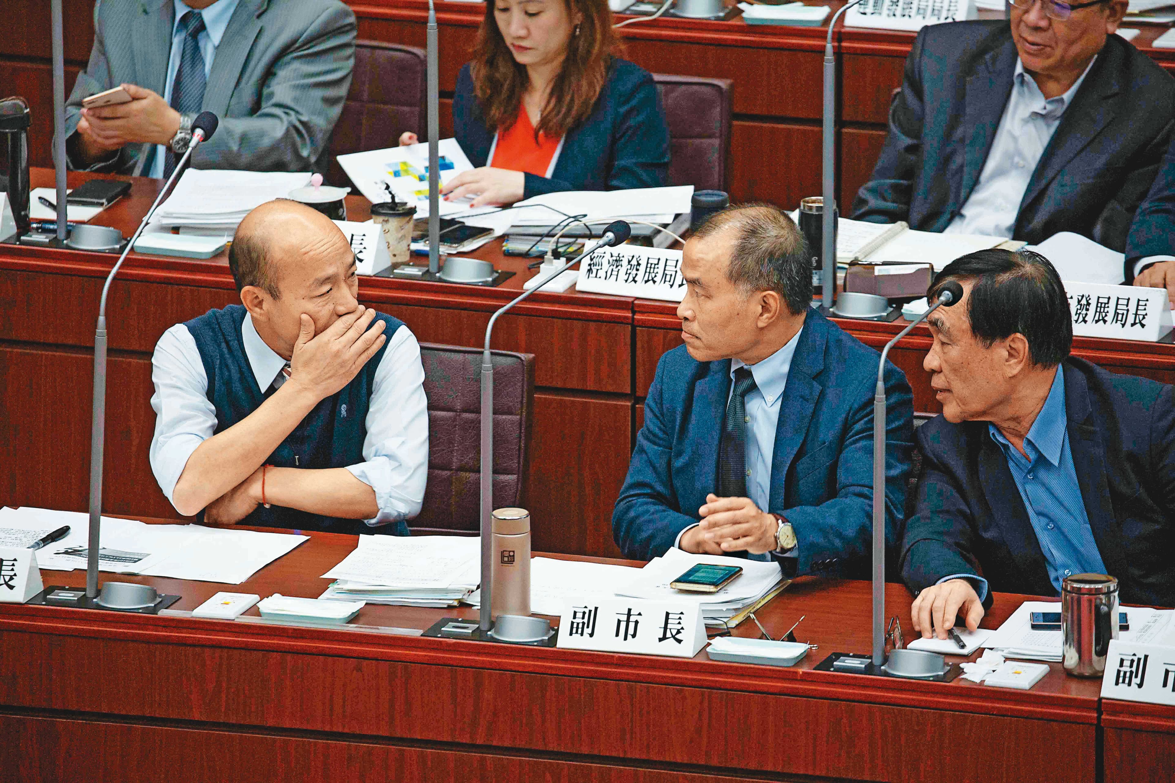 為反制罷韓,韓陣營內陷入二派意見分歧,李四川(右)等人主張直球對決,在總質詢上扳回一城,但未被採納。