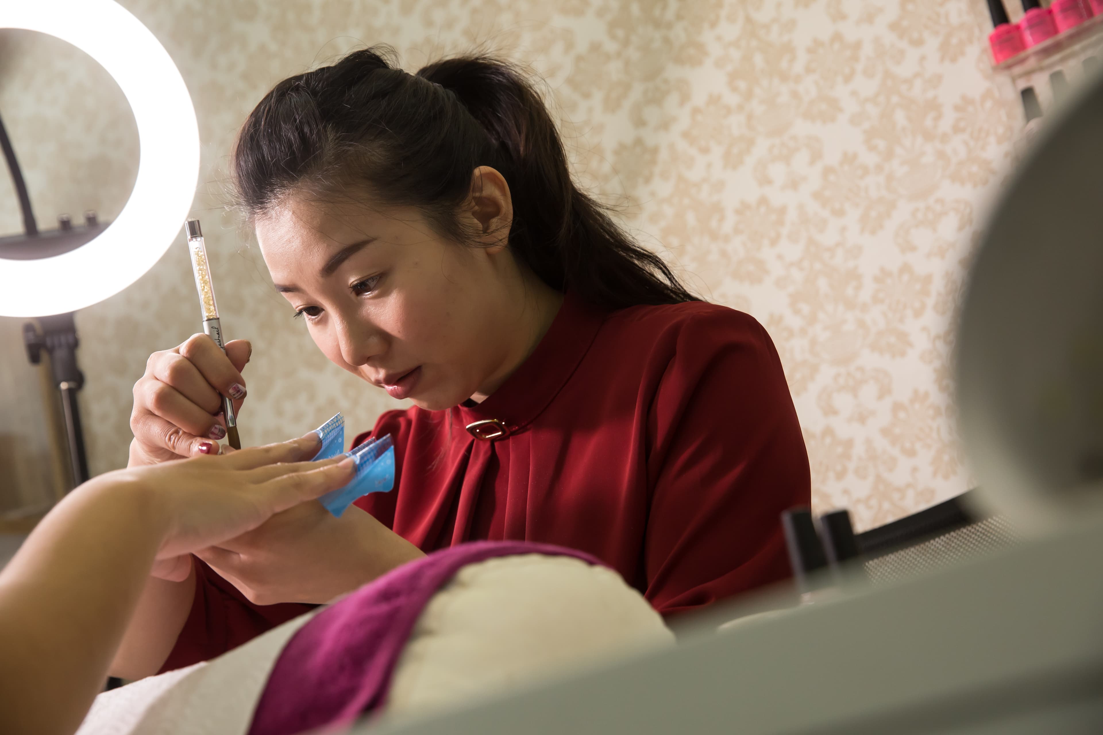 傅美慧自幼家貧,靠努力奮發成為金牌美容師,經營雅漫塔時尚美甲美睫工作室,吸引客人慕名前往。