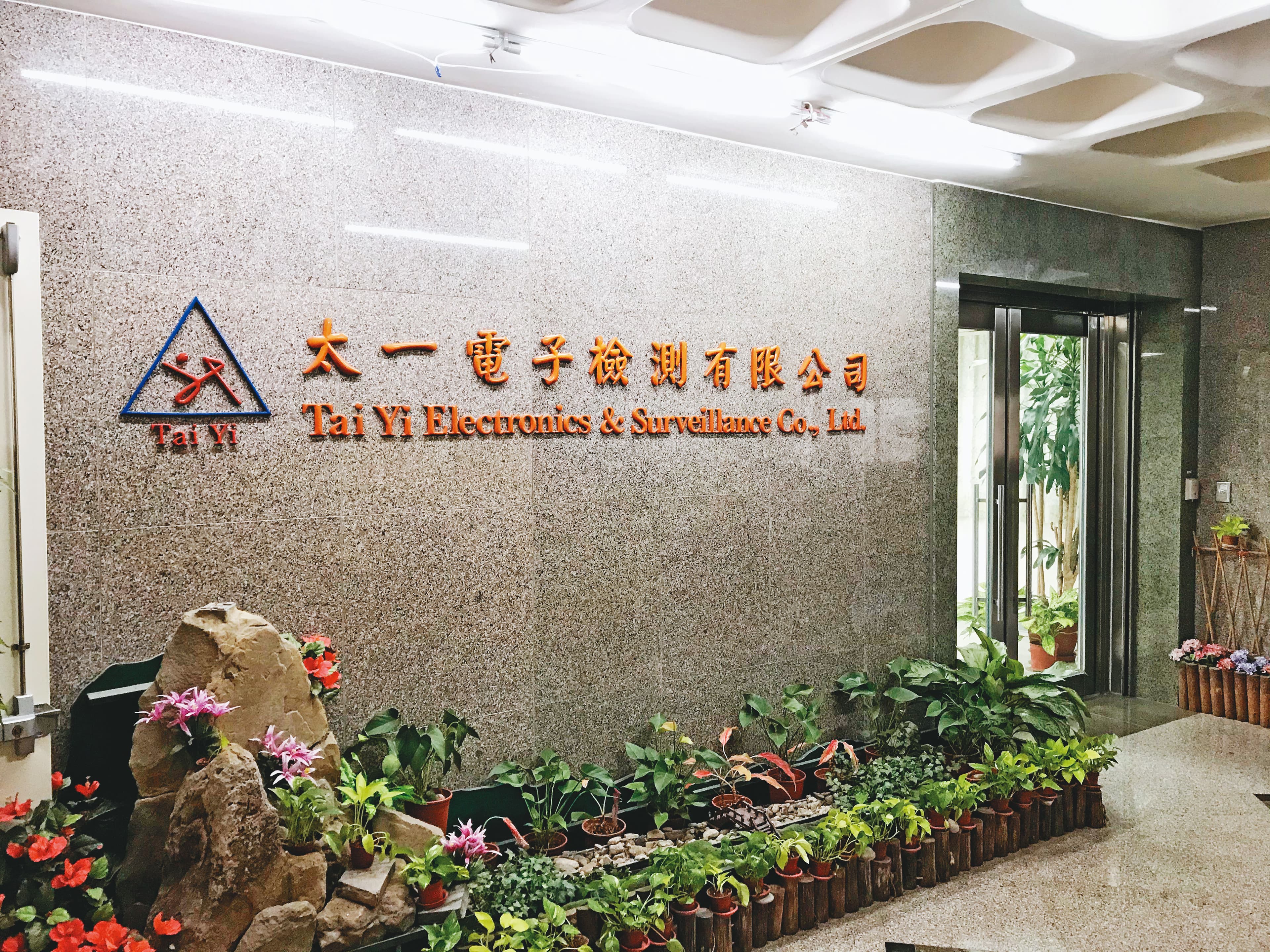 少龍要求信徒把女兒送到太一公司上班,並挑選年輕貌美者加入仙女班。