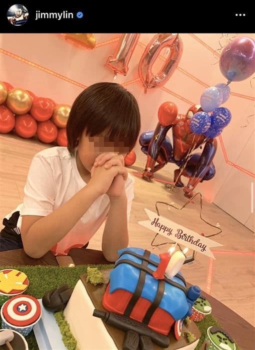 去年Kimi過10歲生日,也算露出了半正臉照。(翻攝自林志穎IG)