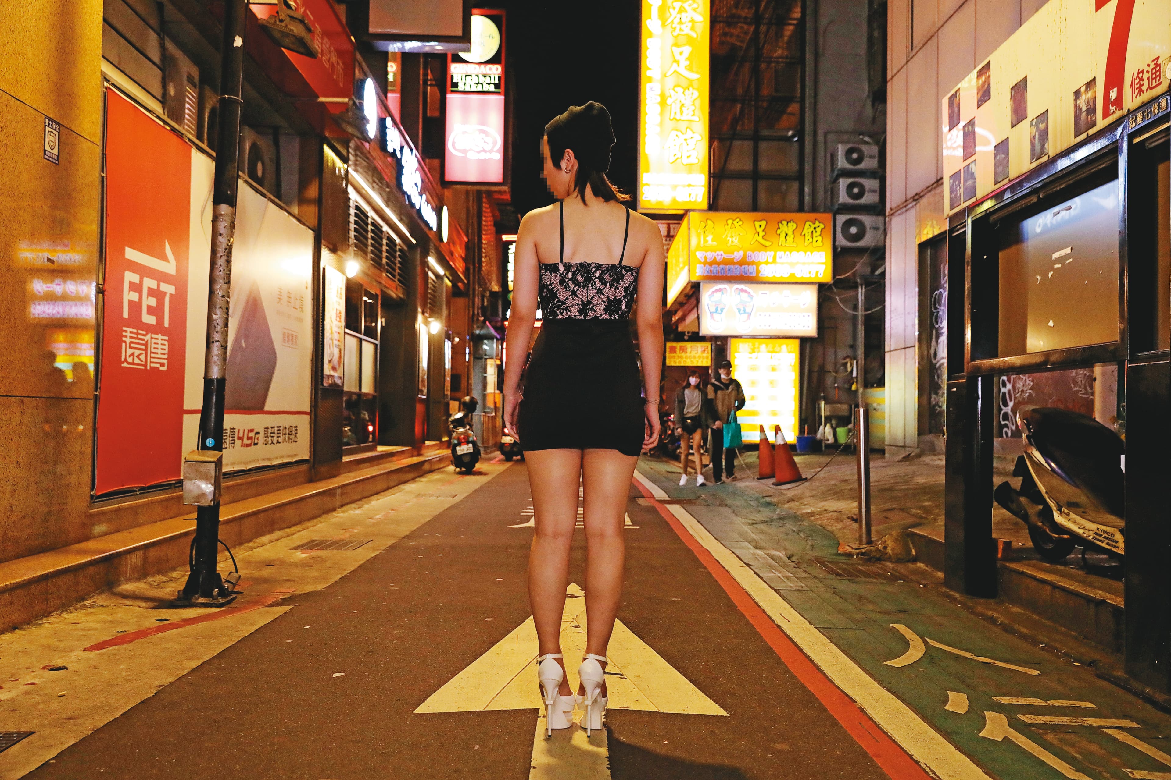 酒店因疫情遭勒令停業,酒店公關萱萱(化名)回到過去熟悉的台北林森北路巷口,夜生活已不復以往,失業的她希望政府能將酒店公關納入紓困對象。