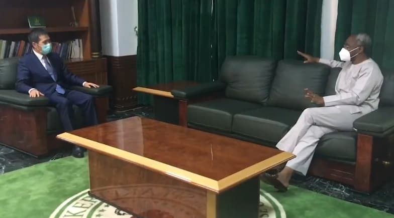奈及利亞眾議院議長和中國大使會面,希望協助解決非裔人士在廣州被歧視的現象。(翻攝自Femi Gbajabiamila推特)