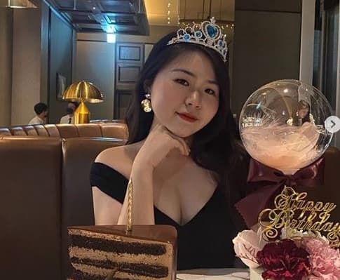 簡嘉芸瘦身成功之後,打扮愈來愈有成熟韻味。(翻攝簡嘉芸IG)
