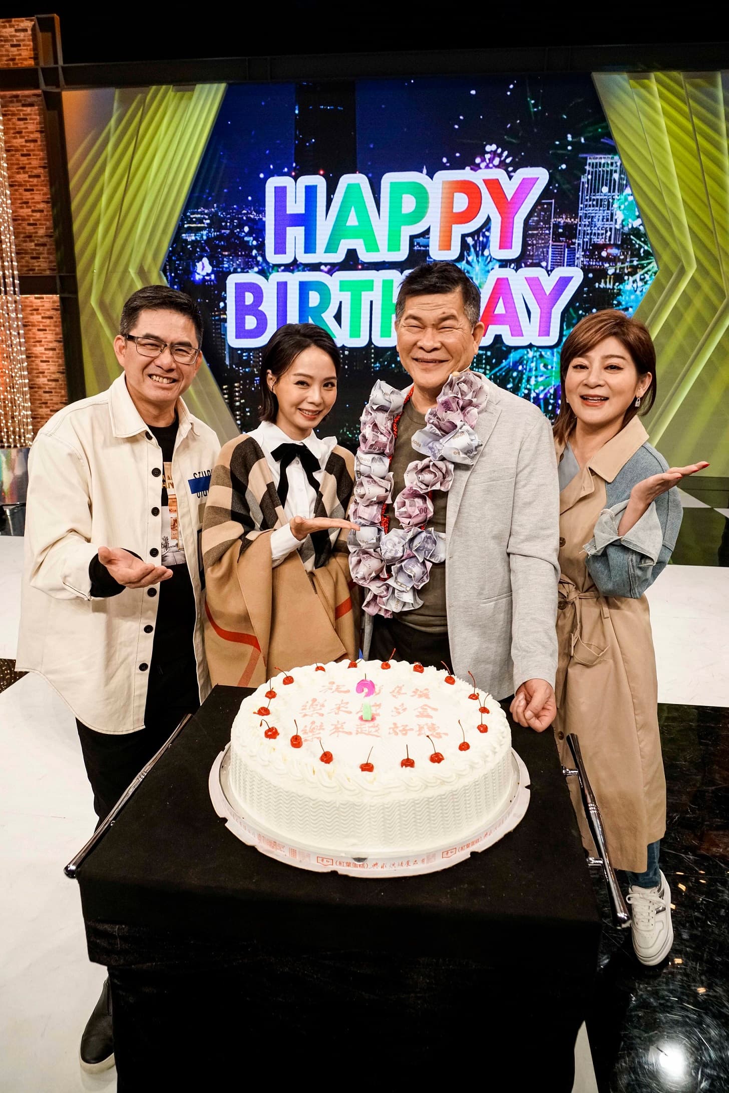 澎恰恰趁著生日，許下心願:「希望淑媚趕快嫁！」。（八大提供）