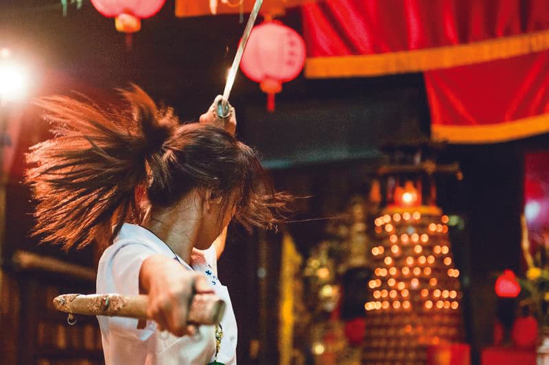 高鳴晟與攝影陳克勤共同研究電影,兩人合作的陳和榆執導短片《神算》備受肯定。(翻攝自myVideo.net.tw)