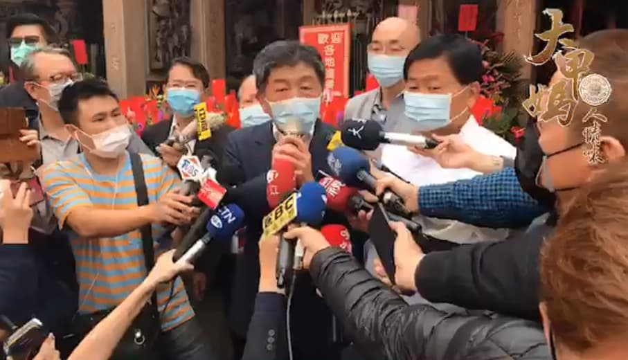 陳時中今天赴大甲鎮瀾宮參拜,並感謝顏清標配合防疫延期遶境。(翻攝自大甲鎮瀾宮【我愛大甲媽】臉書)