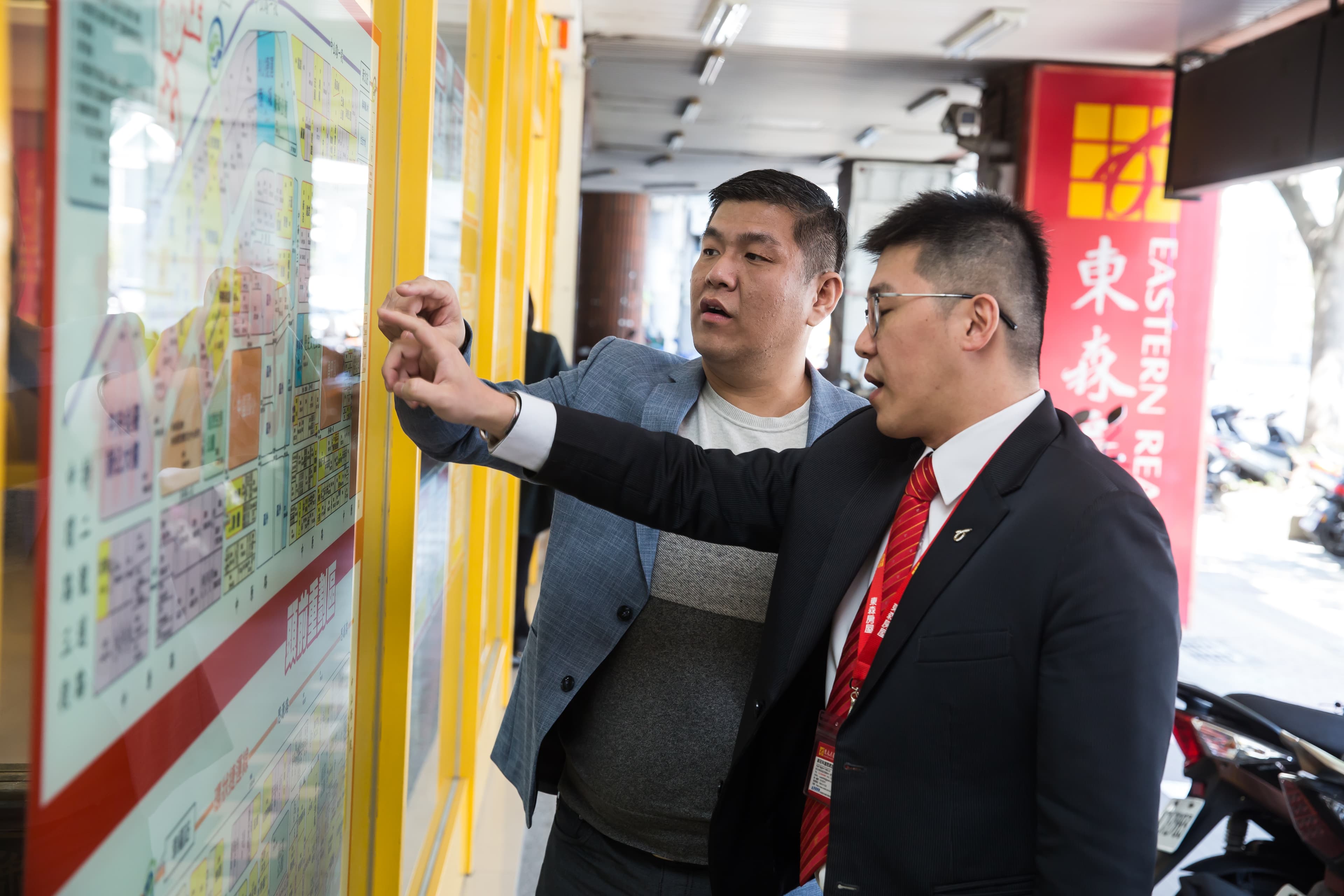 賴建程(左)當建商前已加盟東森房屋,在新莊有5家店頭,熟悉當地市場行情。