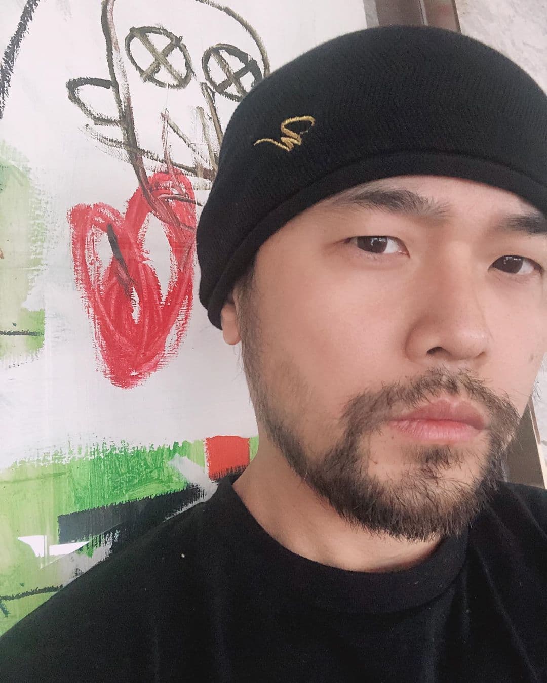 另外在IG加碼神態更硬漢一點的鬍照。(翻攝自周杰倫IG)