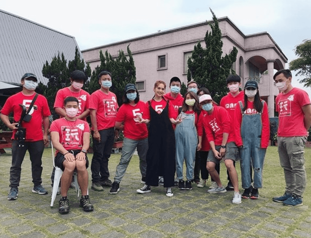 工作人員趁著休息時間開直播,提前揭曉參與嘉賓,除了有前女團「4 in love」成員黃小柔、張棋惠,還有一名超大咖來賓楊丞琳。(翻攝自KID IG)