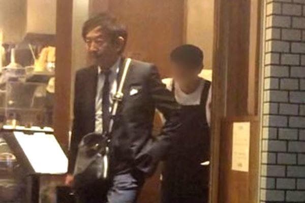 石田純一被醫生警告只剩8年壽命,他被拍到上餐館滴酒不沾。(網路圖片)