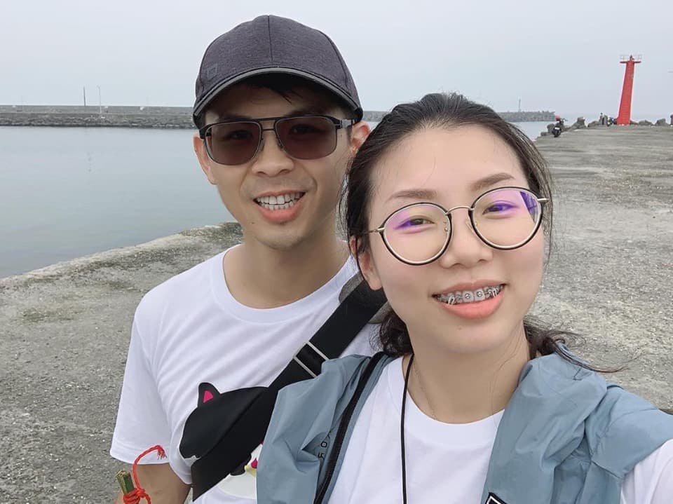 在傅美慧的帶領下,連未婚夫也參與家庭活動,共赴林園海邊抓螃蟹。(傅美慧提供)