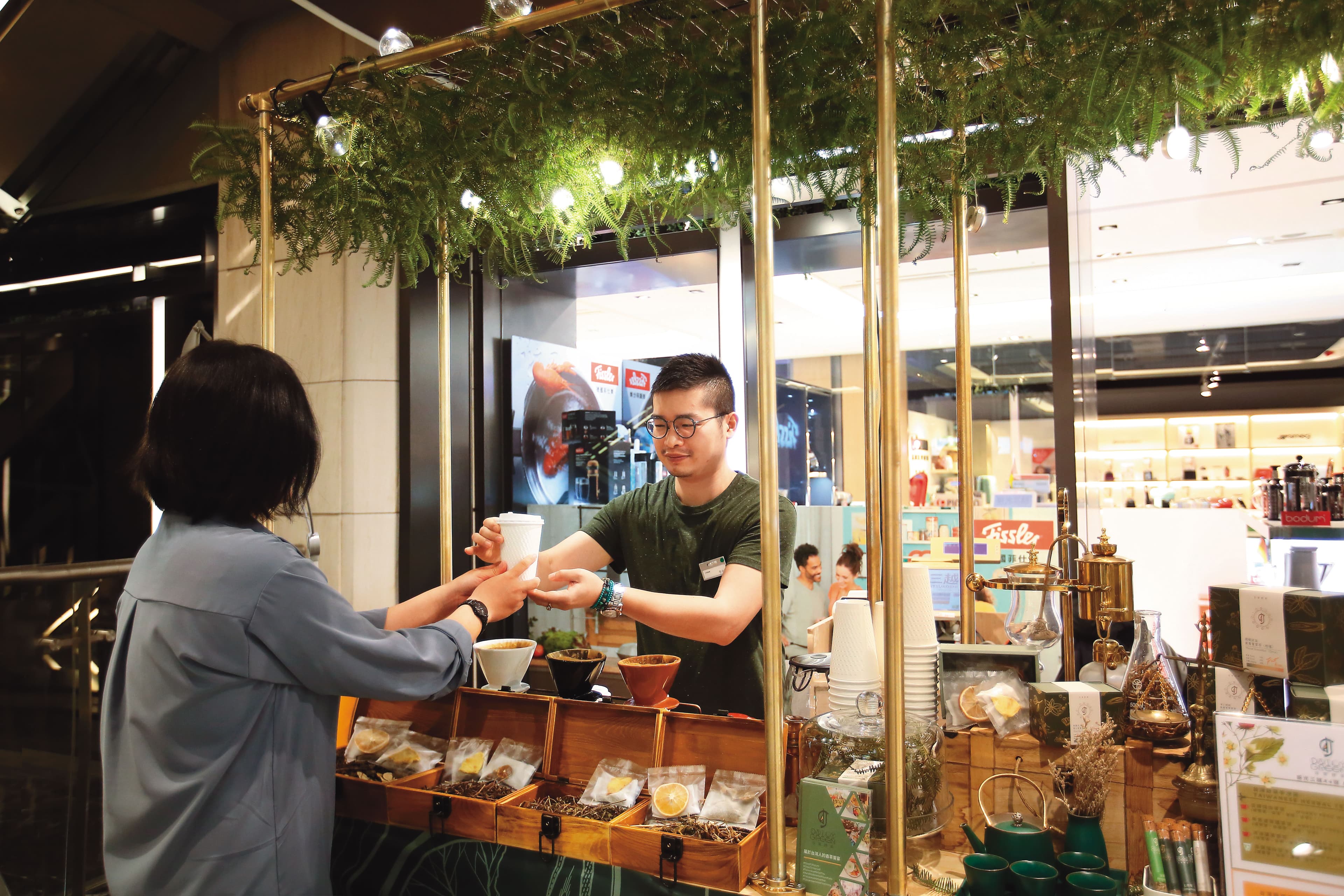 除西門町的實體店面，李俊頡（右）說今年3月，日常野草首度進駐台北新光三越A4館設立快閃櫃。
