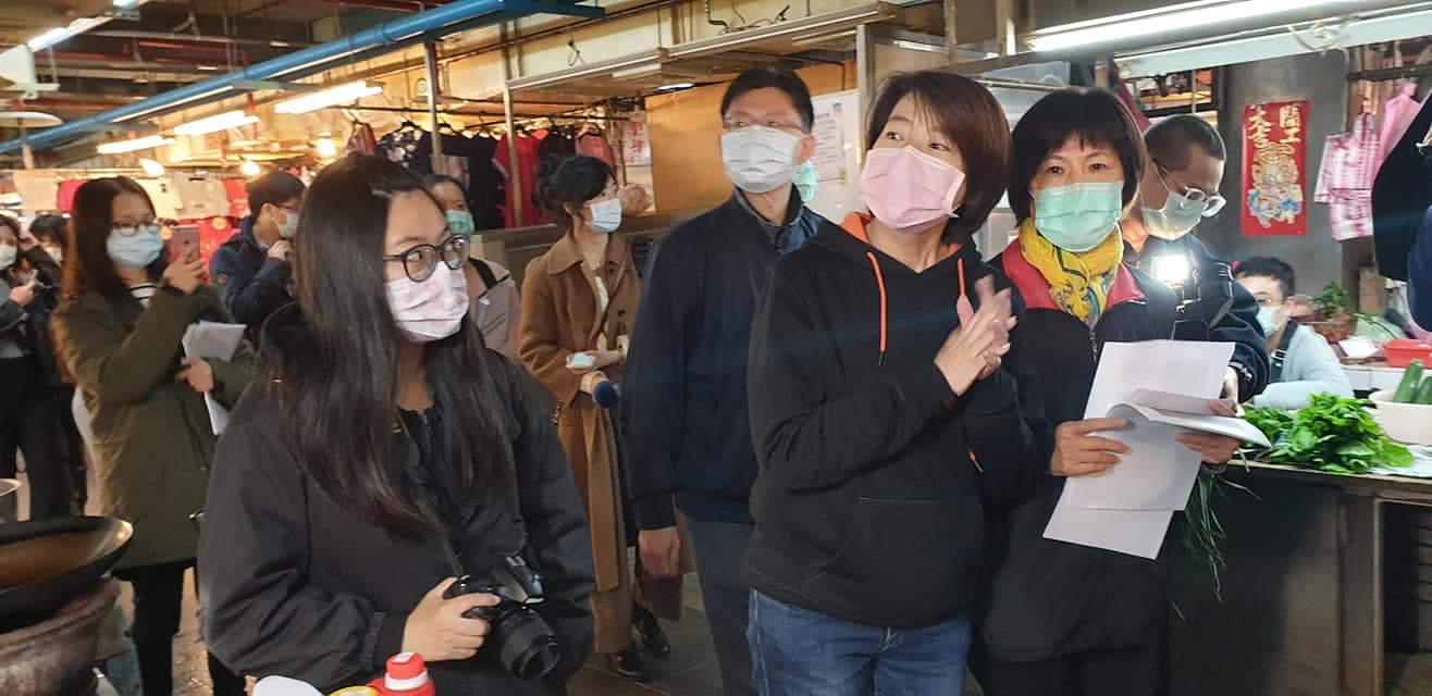 台北市副市長黃珊珊本月12日抱病到市場視察,傳出當晚她就住院。(翻攝黃珊珊臉書)