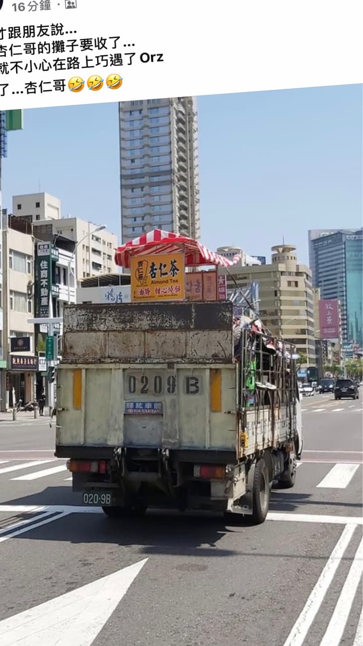 疑似杏仁哥的攤車被載走,對此杏仁哥也做出回應。(翻攝自PTT)