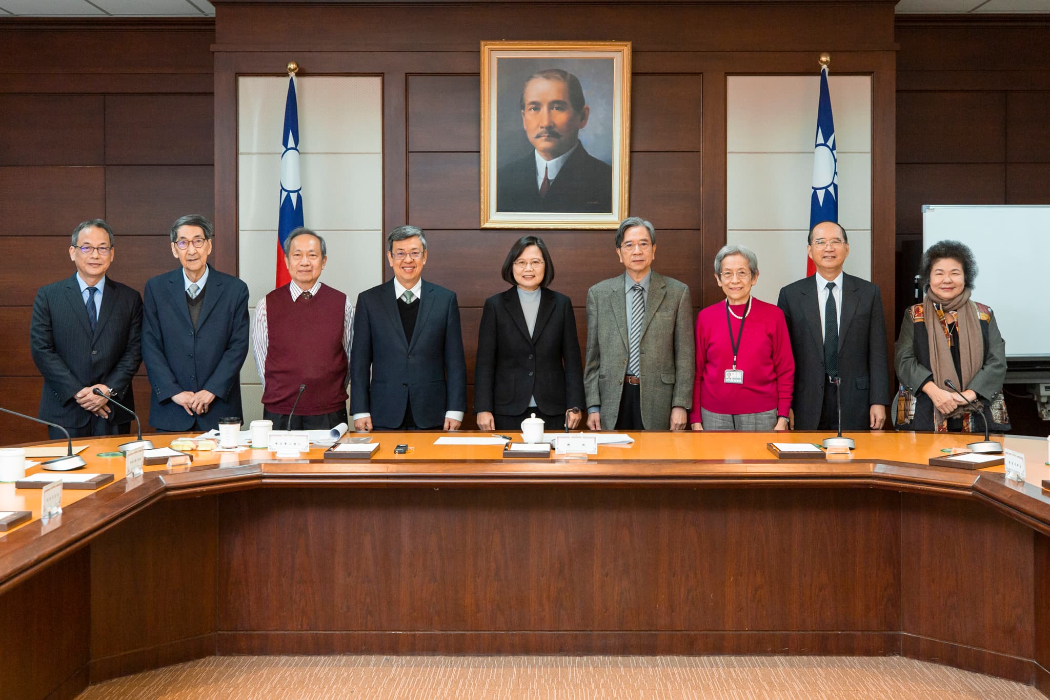 總統蔡英文今年聘請國策顧問張富美(右3)擔任監察委員審薦小組成員,圖為2月18日審薦小組第一次會議。(總統府提供)