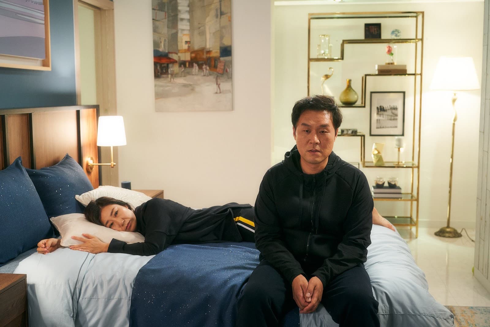 羅美蘭(左)在片中假裝自己是庶民,隱瞞和老公住在豪宅的事實。(翻攝自Naver電影)