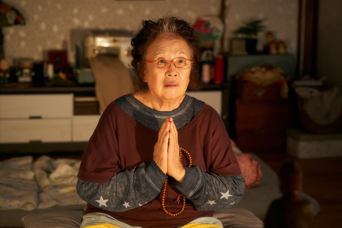 羅文姬在《政客誠實中》飾演羅美蘭的奶奶,誠心向老天祈禱讓孫女不再說謊 。(車庫娛樂提供)