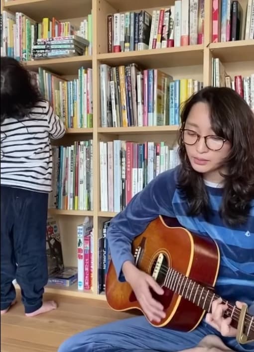 杏的女兒髮型跟她幾乎一模一樣。(截圖影片)