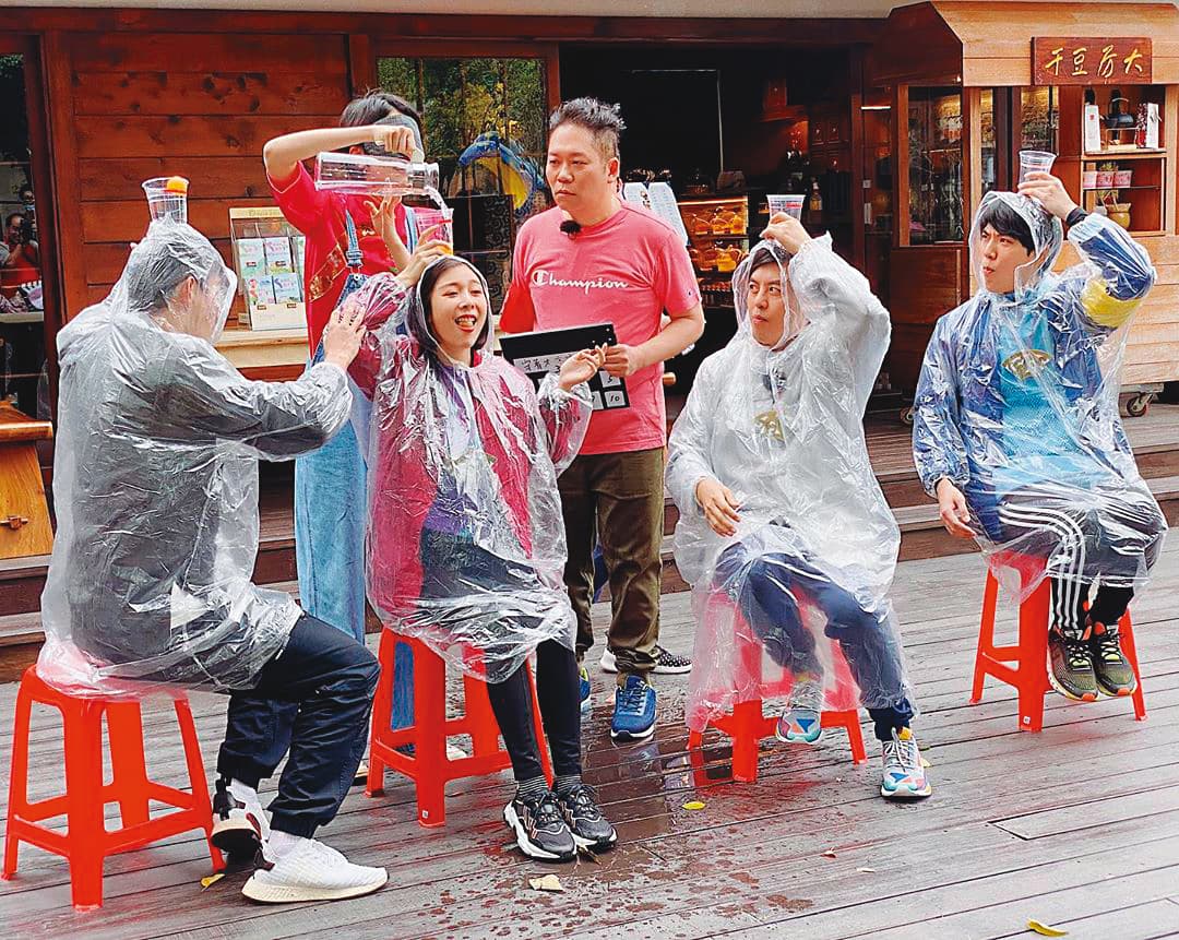 Albee(左前)在《超級同學會》與黃子佼(右起)、卜學亮合作,默契十足。(翻攝自范乙霏IG)