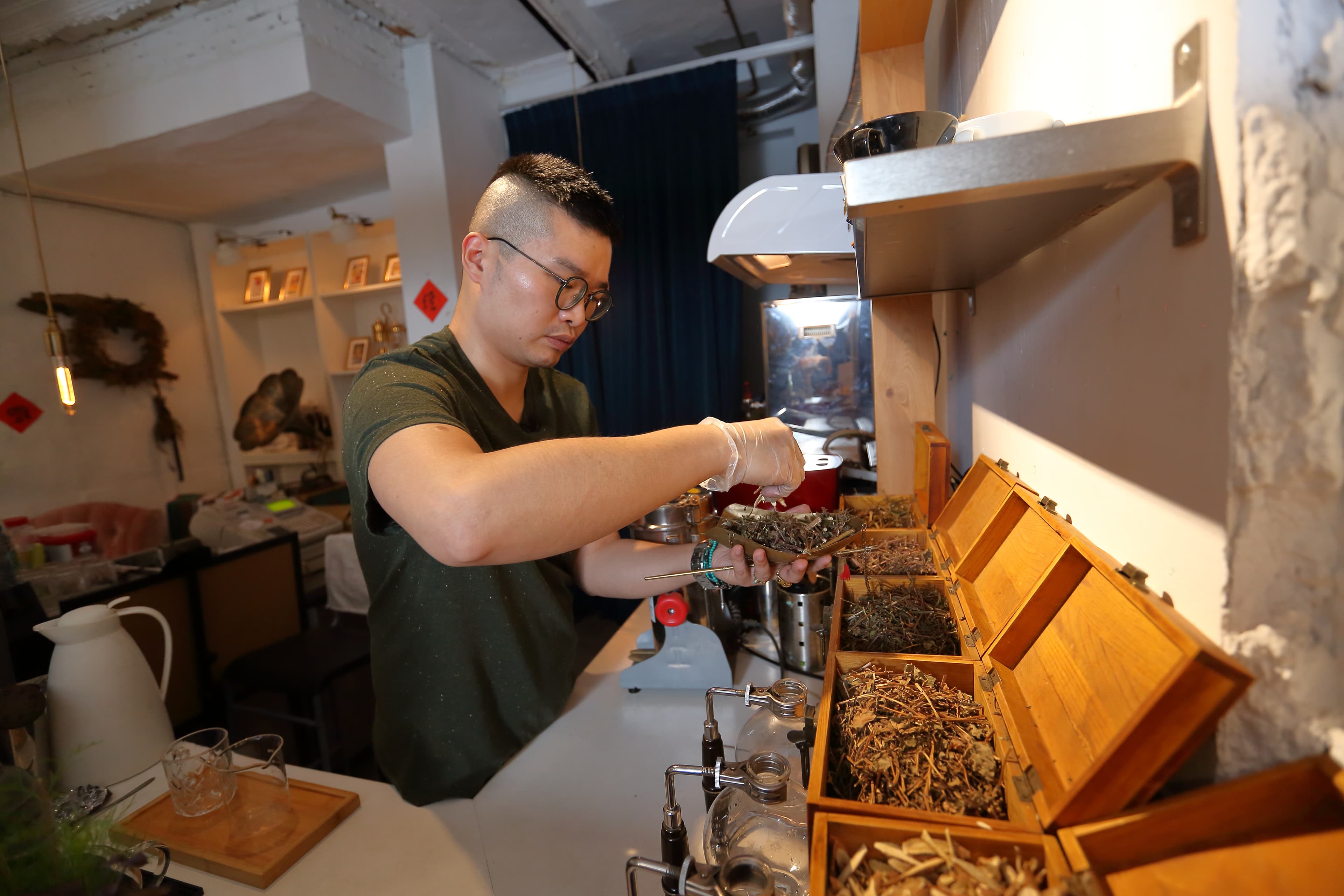 李俊頡在澳洲工作2年多，曾替一位開設家具賣場、從事家具進出口貿易的台商工作。