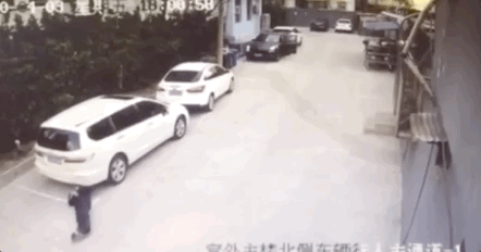 中國北京一名社區保全在執勤過程突然倒下，搶救過程全被監視器記錄下來。（翻攝微博）